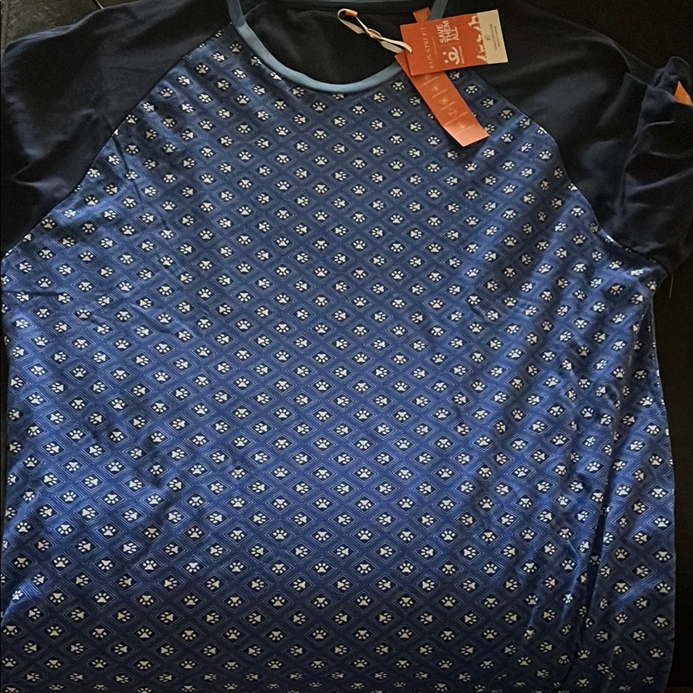 Con.struct shirt with Paw Prints